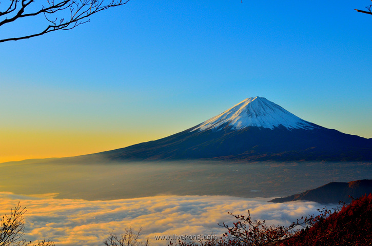 傍晚夕阳下雪山美景