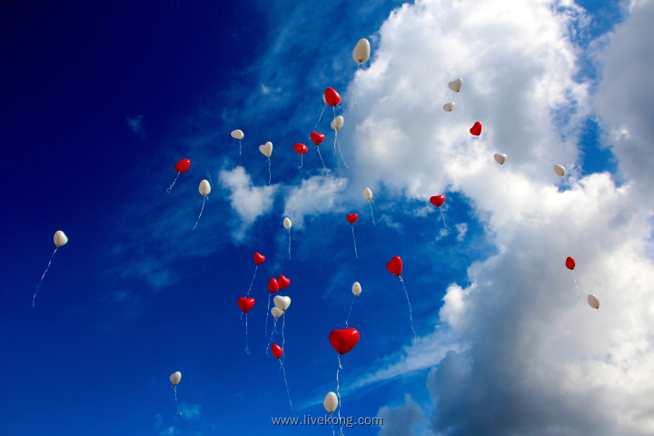 爱心气球飞向天空