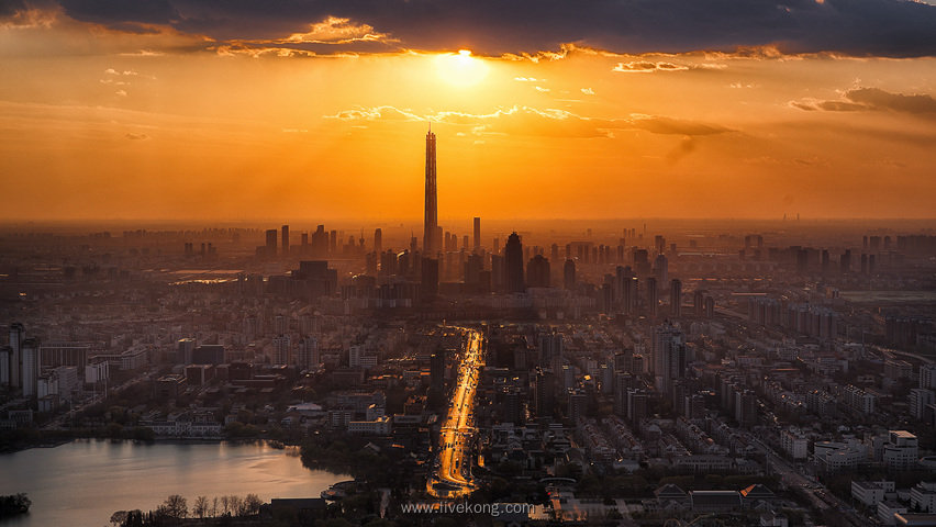 夕阳下城市建筑