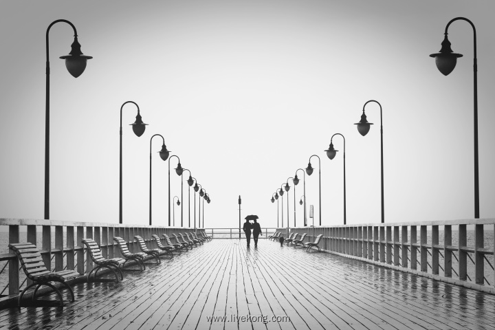 两个人一起在桥上散步