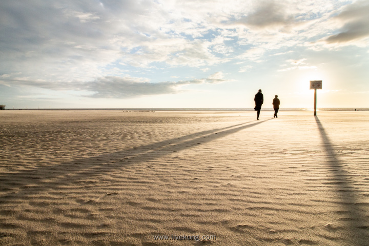 两个男人在沙漠上走路