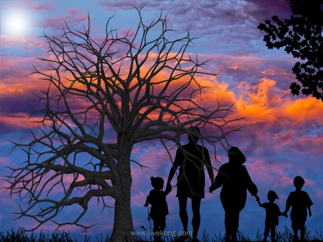 大树下一家人一起看风景游玩