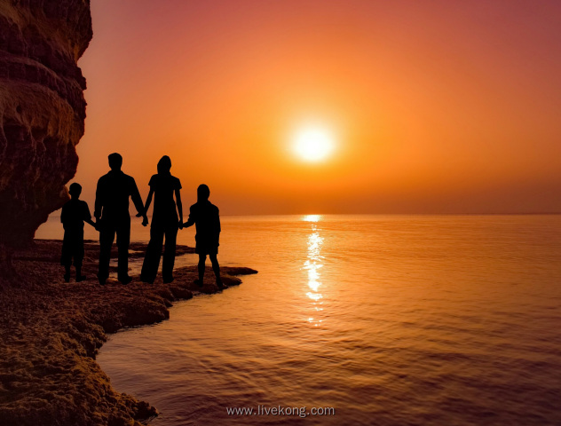 一家人在大海边看日出