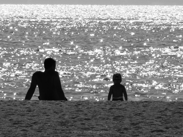 父子一起在海边看风景