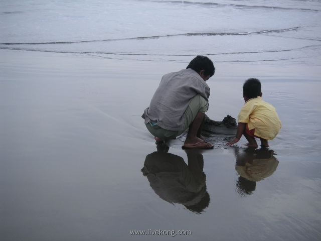 父亲和孩子在海边玩耍