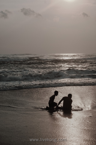 父子俩在海边玩耍