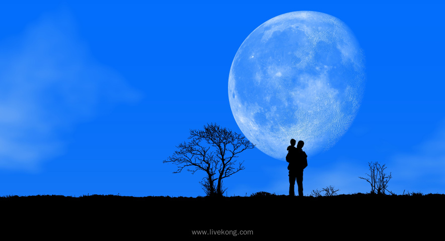 夜晚父亲抱着孩子看月亮