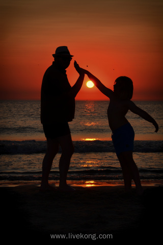 日落时分大海边父女玩耍