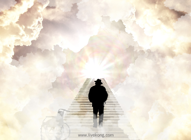 男人走向通往天堂的楼梯