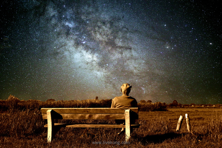 老人坐在长椅上看星星
