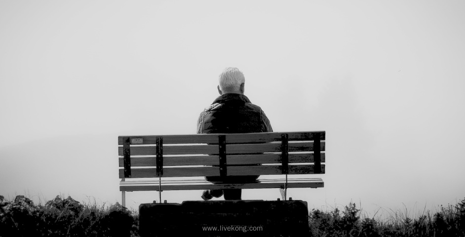白发老人坐在长椅上休息