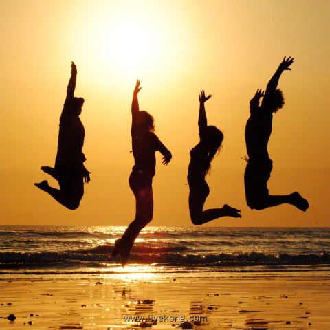 四个美女在海边跳跃