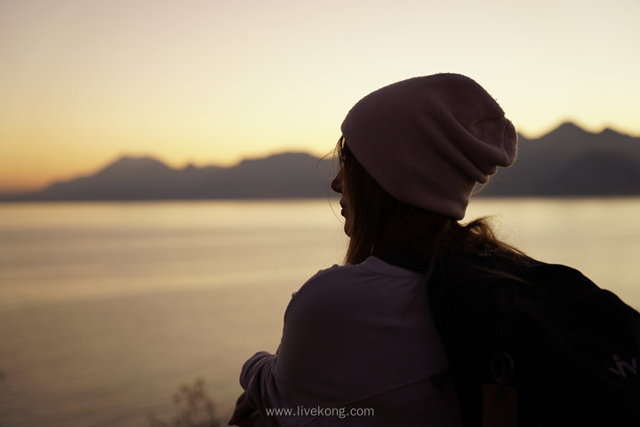 戴帽子长发美女在海边看风景