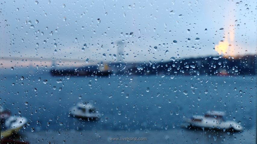 雨天海边轮船