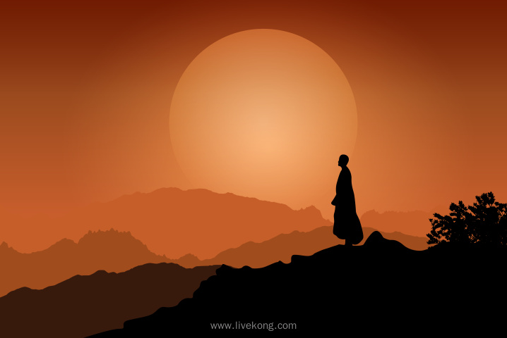 僧人站在山上看风景