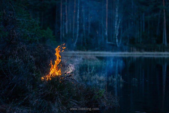 夜晚河边点燃篝火