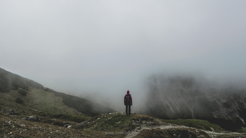 男人站在山顶看风景