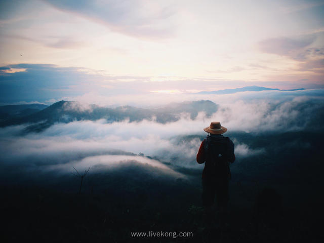 男人站在山顶看风景