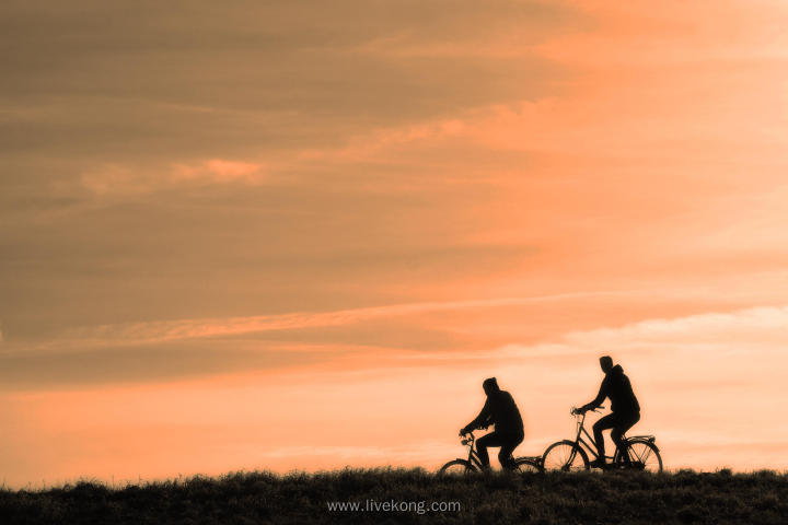 两个男人在郊外骑自行车