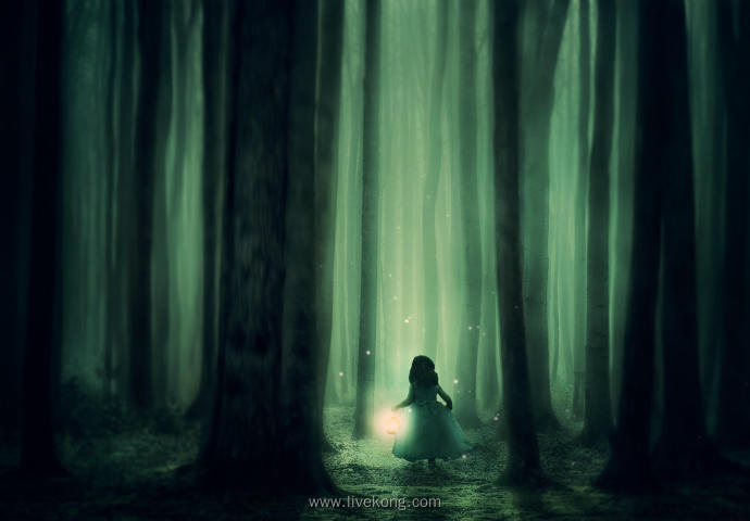 小公主提着灯笼站在树林里