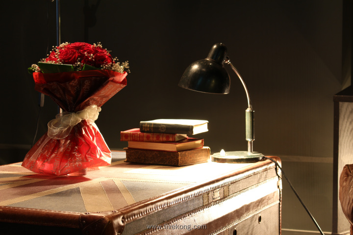 书桌上的玫瑰花