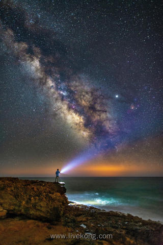 男人站在海边看星空