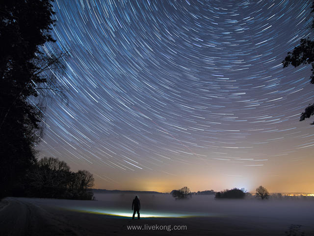 夜晚男人看星空