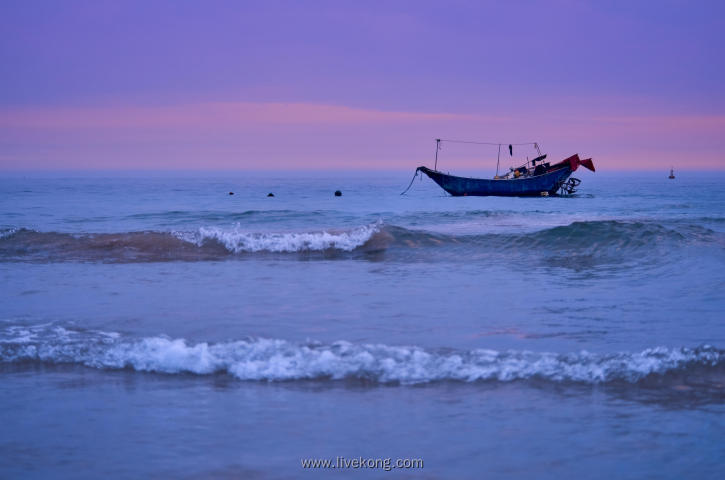 实拍清晨海边渔船风景