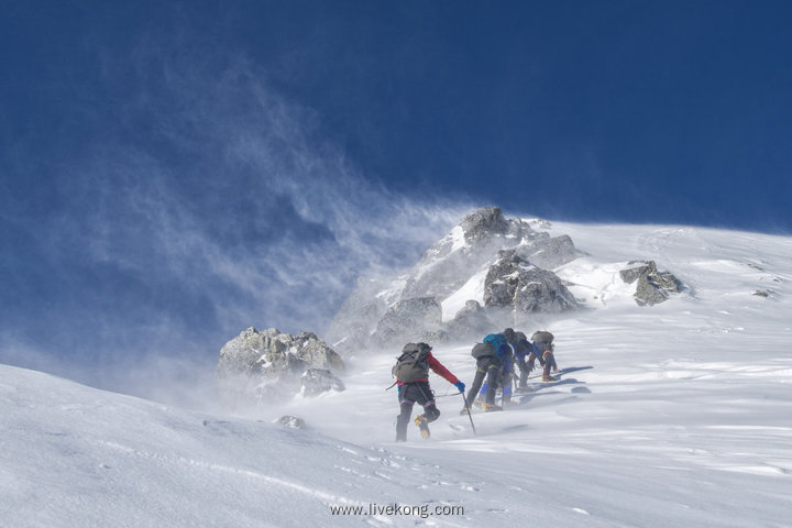 一群人登雪山